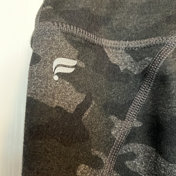 Fabletics Black and Gray Camo Fabric Mid-rise Hidden ID Pocket Size Medium - Picture 4 of 5